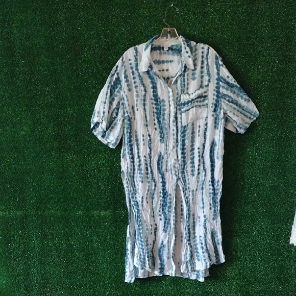 Cato's Women  Tie-Dye Tunic Shirt With Splits - Picture 1 of 3
